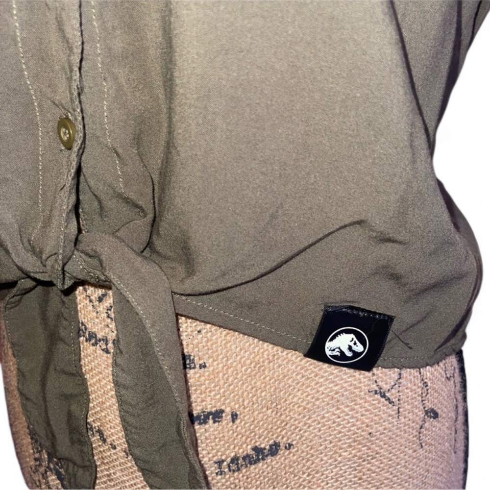 BoxLunch Jurassic Park Logo Button Down Shirt XS Tie Front Cosplay Top - Picture 5 of 8